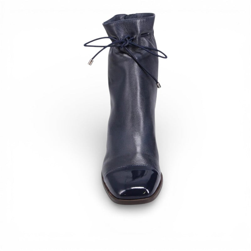DJANGOANDJULIETTE-VALINA-navy leather ankle boots with patent toe cap, block heel, and decorative ankle lacing. front view