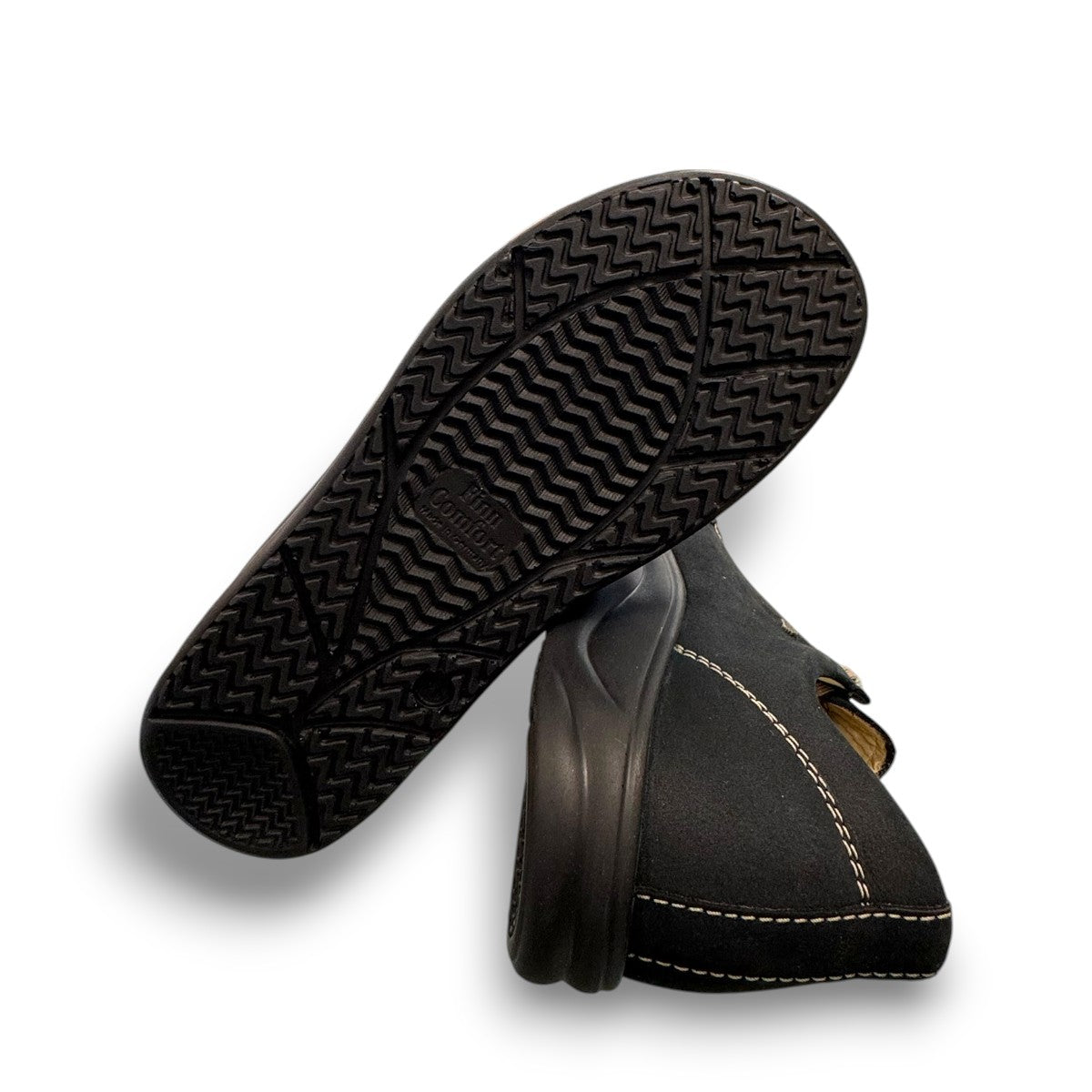 Finn Comfort Ikebukuro black suede sneaker with curved Finnamic outsole and contrast stitching.
photo of the bottom side