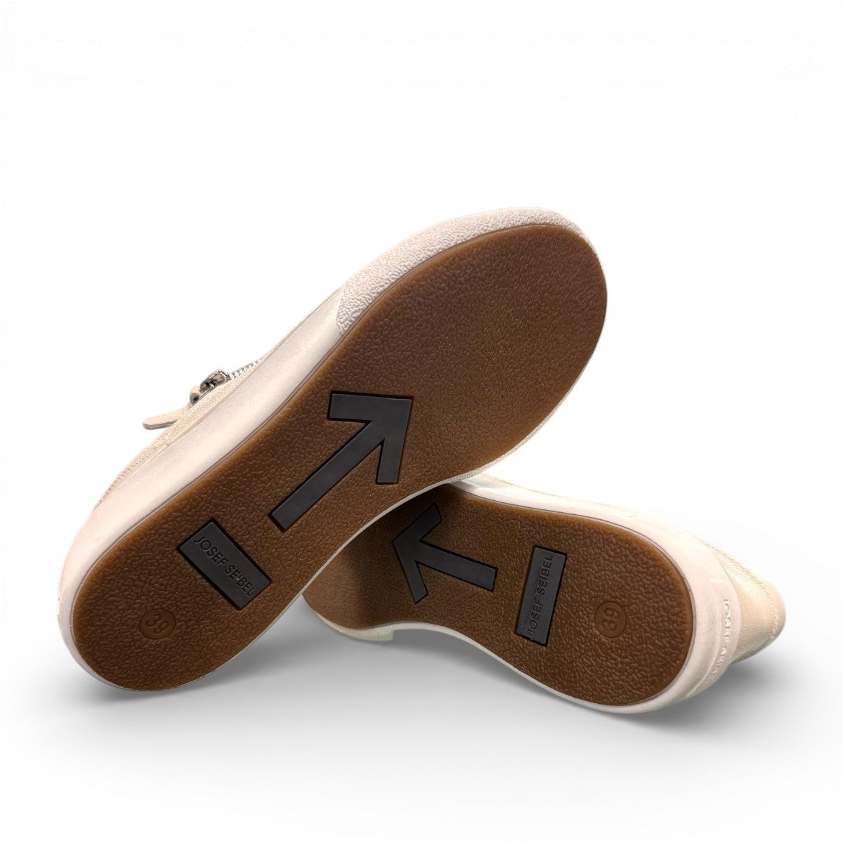 Josef Seibel Claire 03 white leather sneakers with side zip and lace-up closure on a rubber sole. photo of the bottom.