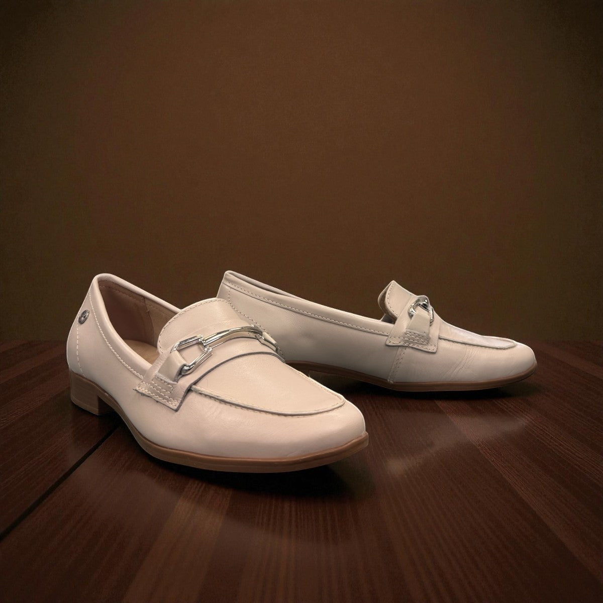 Bottero Day off-white leather loafers featuring a classic silhouette and elegant metal horsebit detail.