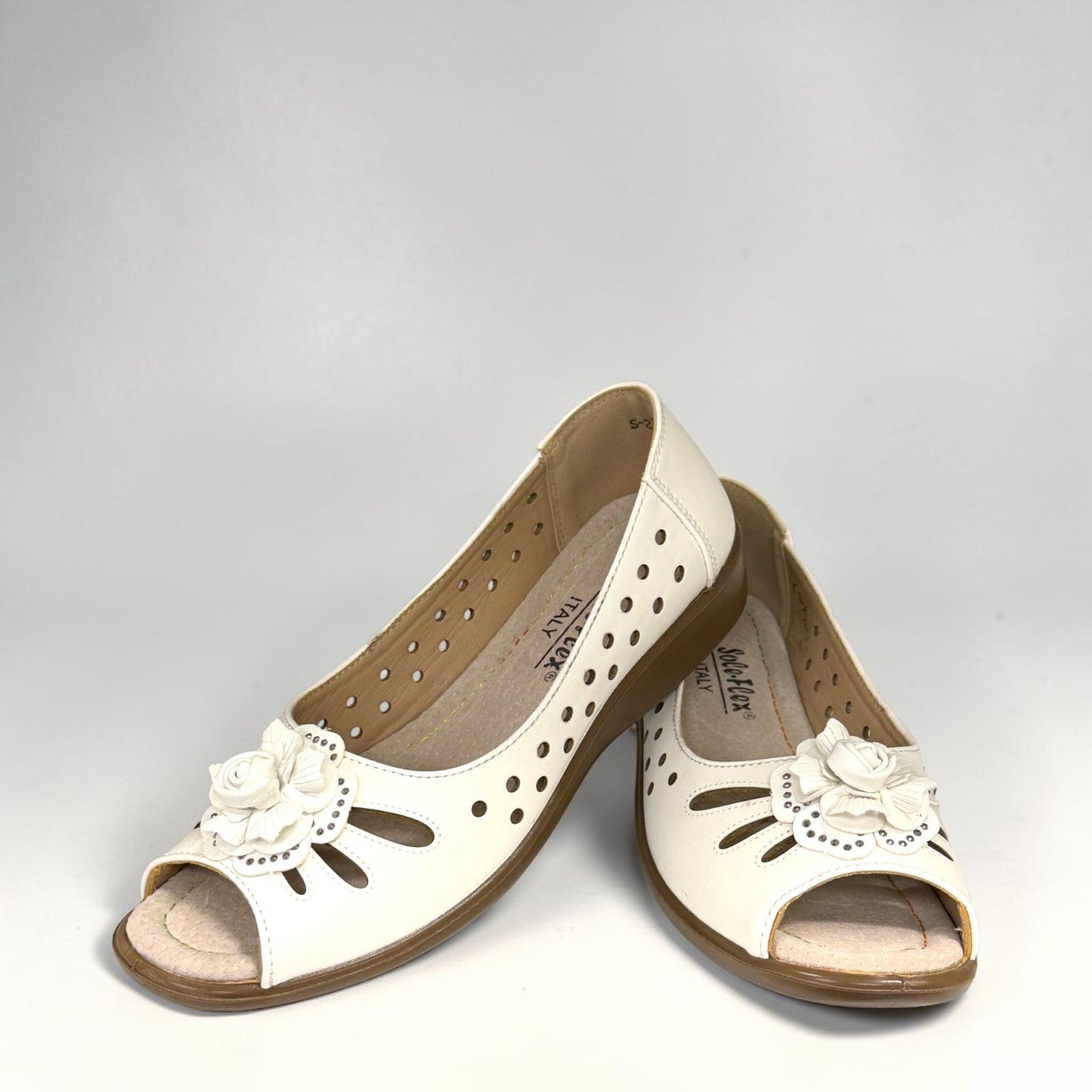 COLLEXION-F7067M white peep-toe comfort flats with floral detail, side perforations, and a flexible brown sole.
photo of the front side