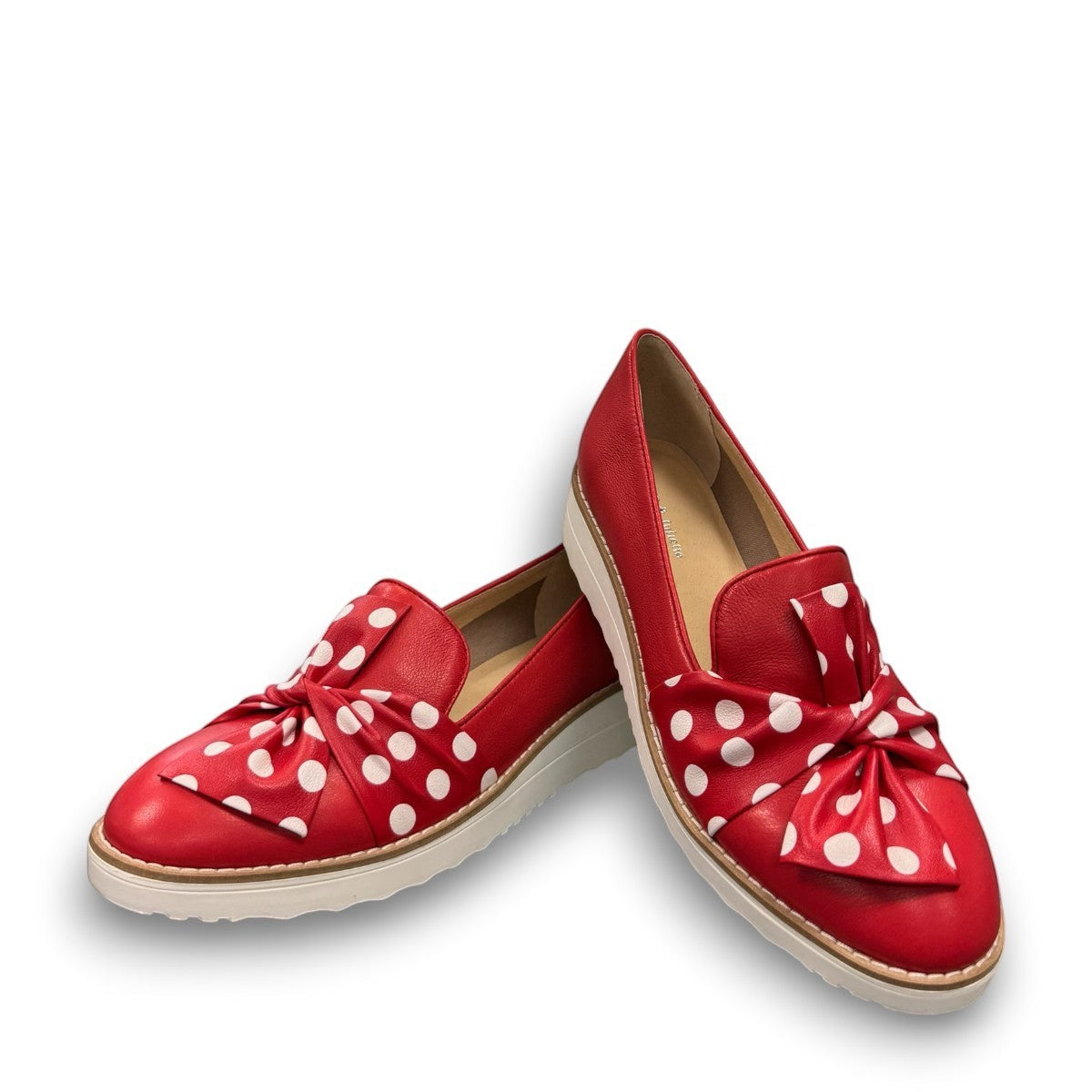 DJANGO & JULIETTE red leather platform loafers with white polka dot bow detail and white rubber wedge.
front view.