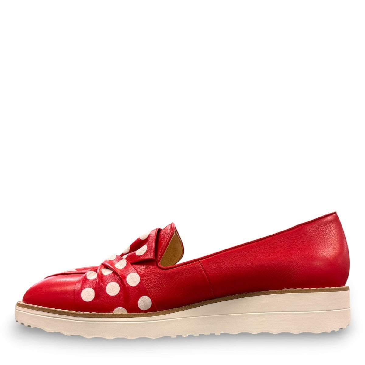 DJANGO & JULIETTE red leather platform loafers with white polka dot bow detail and white rubber wedge.
left view.