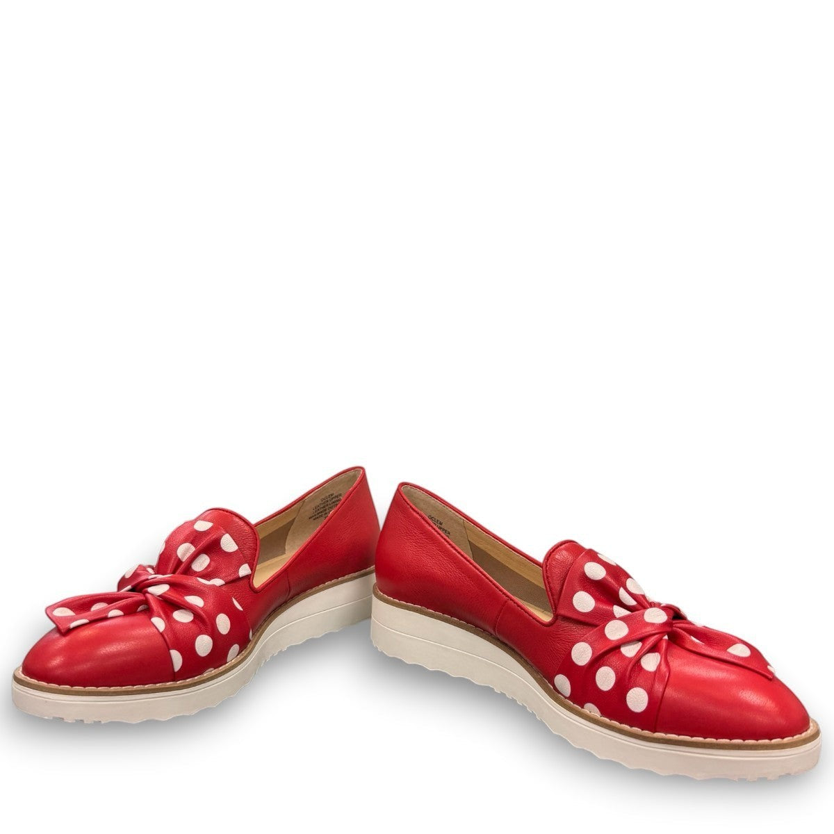 DJANGO & JULIETTE red leather platform loafers with white polka dot bow detail and white rubber wedge.
front view.
