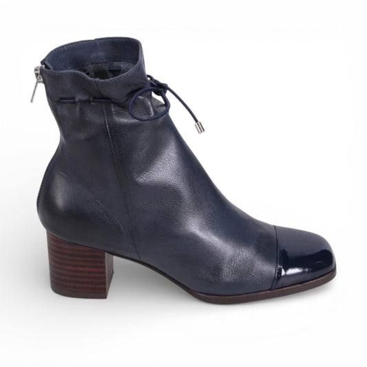 DJANGOANDJULIETTE-VALINA-navy leather ankle boots with patent toe cap, block heel, and decorative ankle lacing. right view.