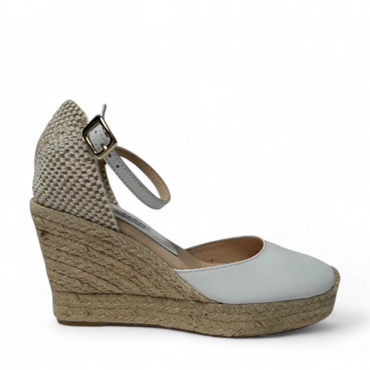 David Tyler val escote white closed-toe wedge shoes with a braided rope heel and adjustable ankle strap buckle. Photo of side view.