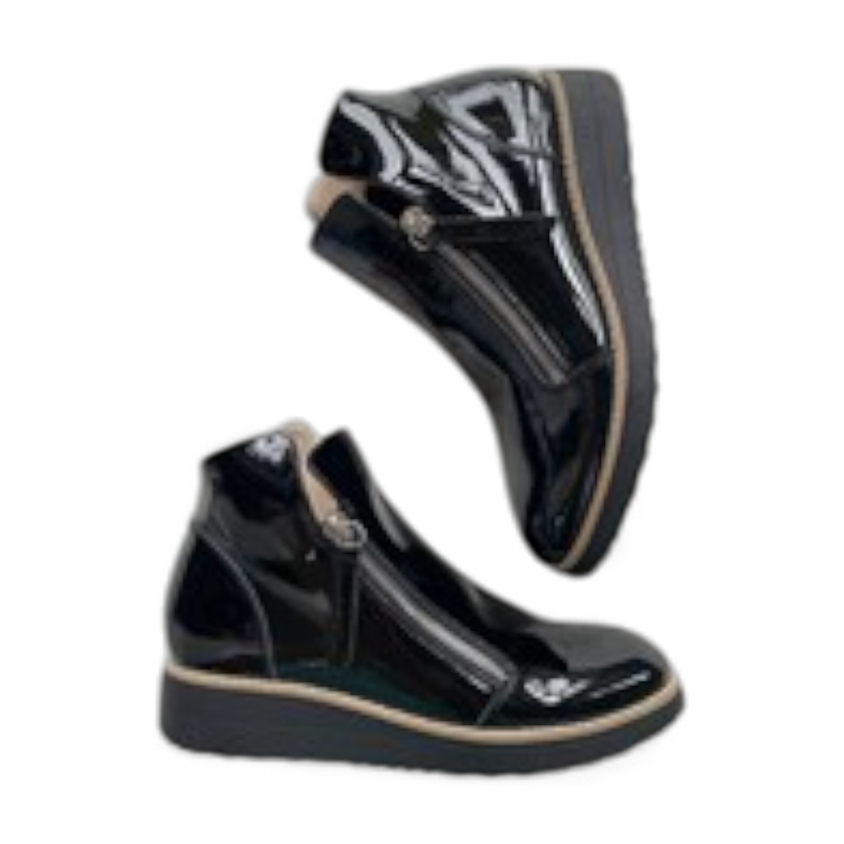 DJANGO & JULIET black patent leather ankle boots with asymmetrical front zip and low wedge heel. Photo of outter view.