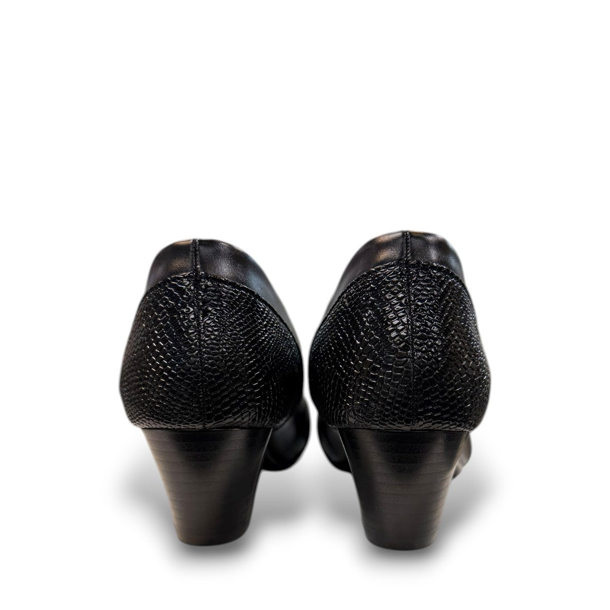SOLE FLEX S5426 black dress pump with textured heel and toe accents for semi-formal wear.
photo of the  back side