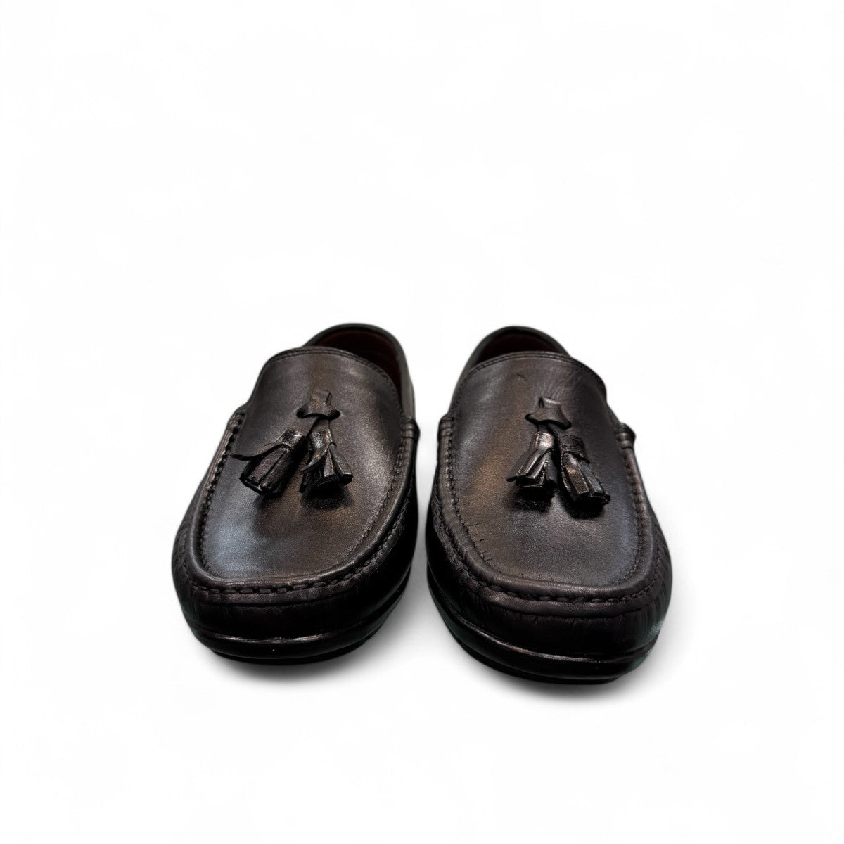 Satel Gishan black leather loafers with handmade stitching and tassel detail for formal wear. Photo of front view.