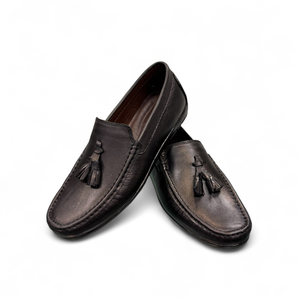 Satel Gishan black leather loafers with handmade stitching and tassel detail for formal wear. Photo of upper view.