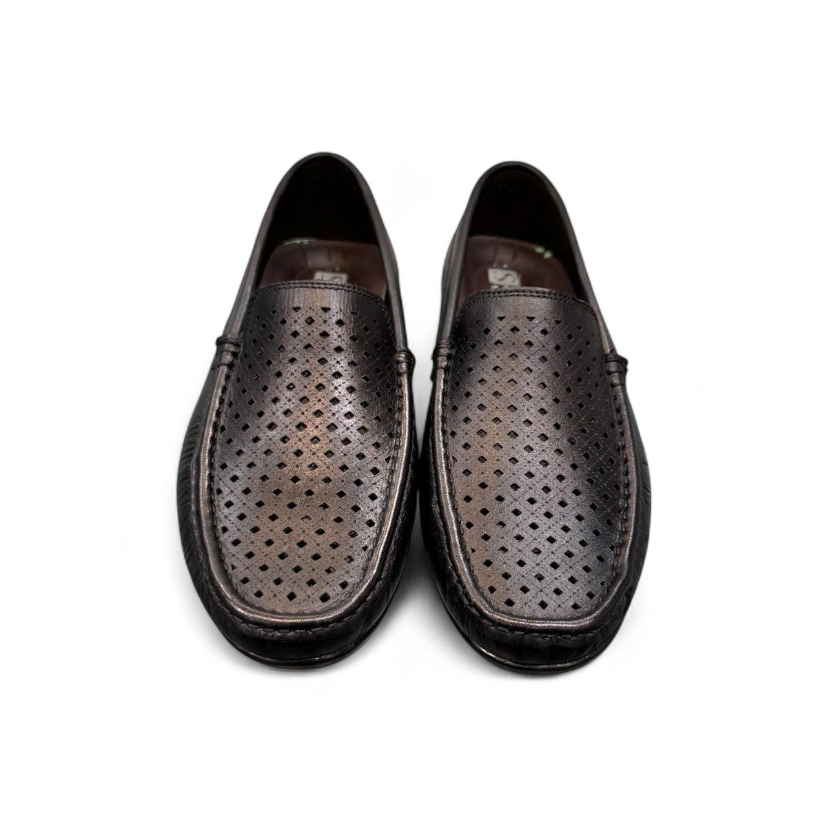 Satel Yashar black genuine leather loafers with subtle handmade stitching and perforated detail. Photo of front view 2.