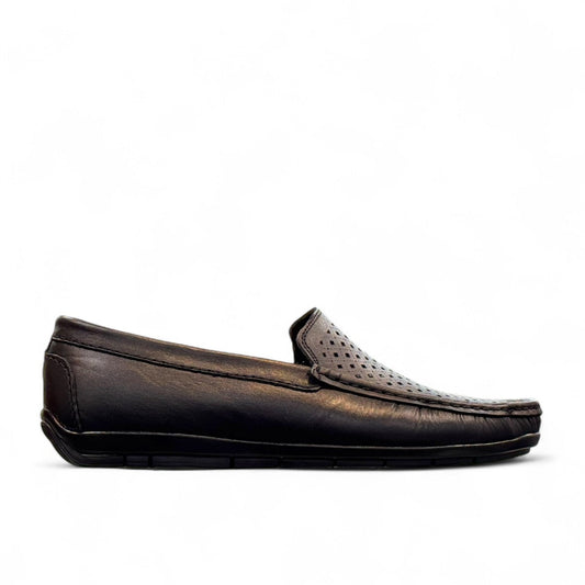 Satel Yashar black genuine leather loafers with subtle handmade stitching and perforated detail. Photo of right side view.
