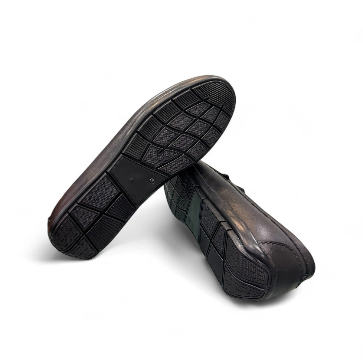 Satel Yashar black genuine leather loafers with subtle handmade stitching and perforated detail. Photo of bottom view.