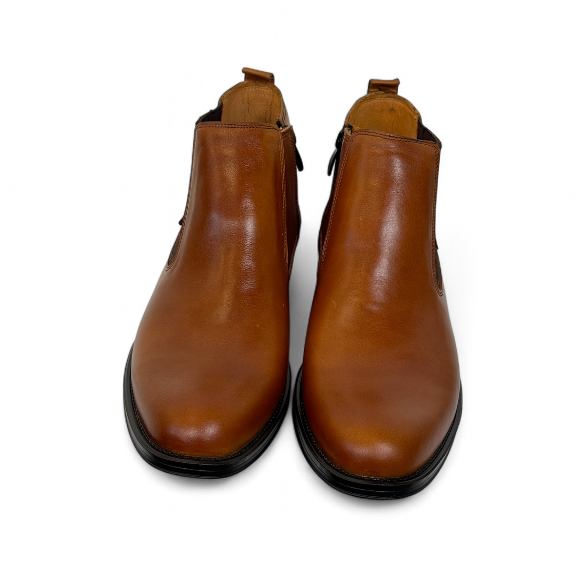 Satel Yazd light brown leather Chelsea boots with subtle handmade stitching and a durable black rubber outsole. Photo of upper view 2.