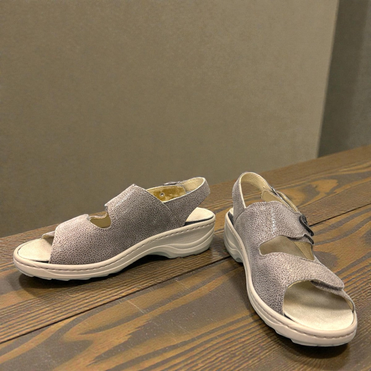 Softline Hedi sandals in umbra leather with a shiny textured finish, wedge heel, and adjustable straps.
photo of the front side