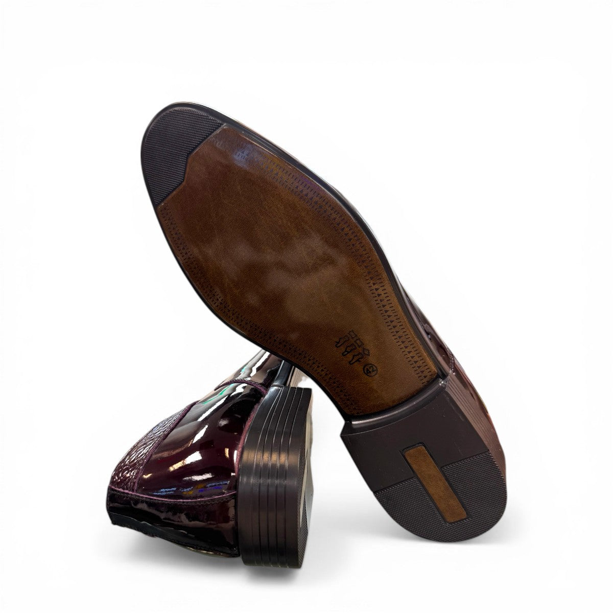 Sun Keyhan red patent leather lace-up formal shoe with textured heel detail and rubber outsole. Photo of bottom view.