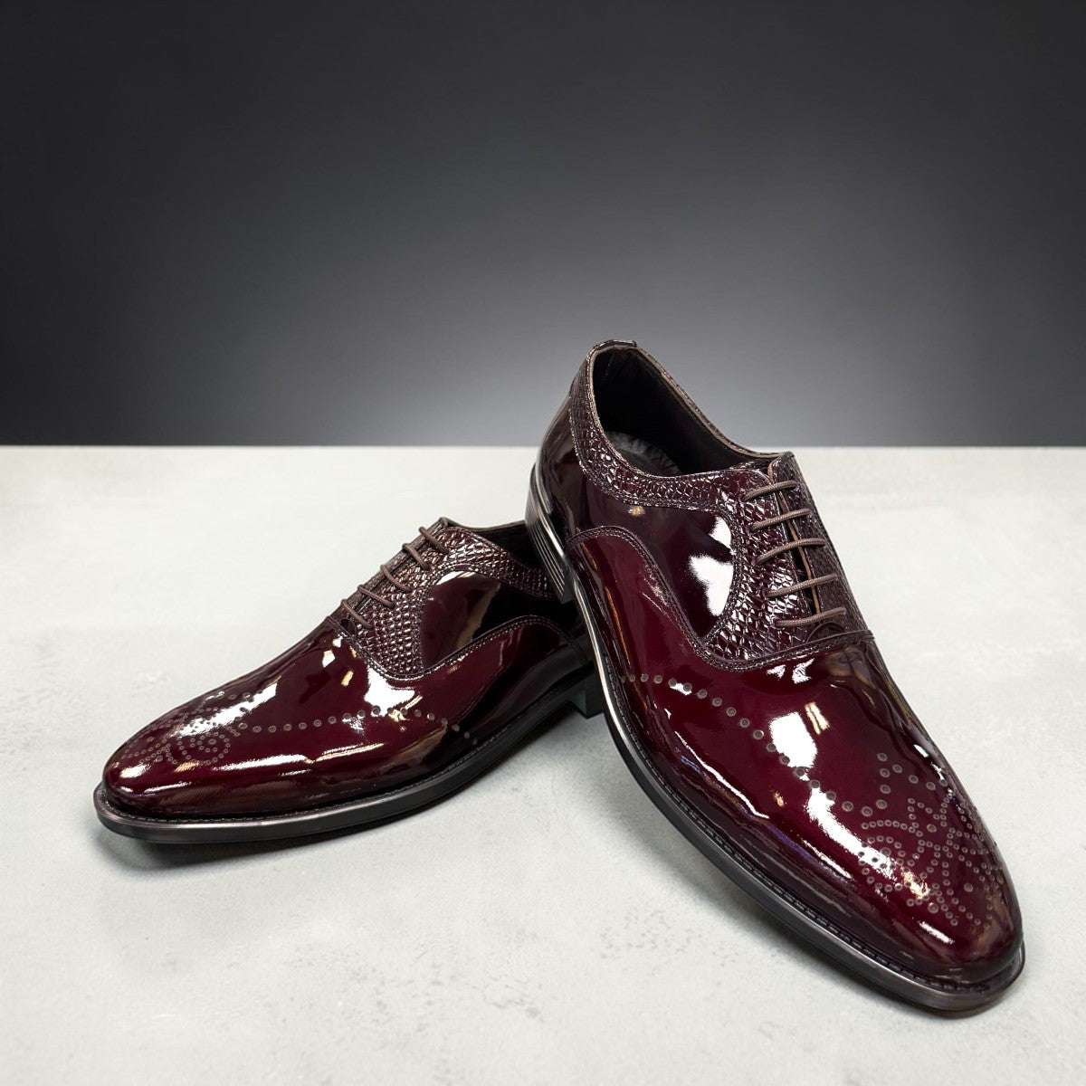 Sun Keyhan red patent leather lace-up formal shoe with textured heel detail and rubber outsole. Photo of front view 1.