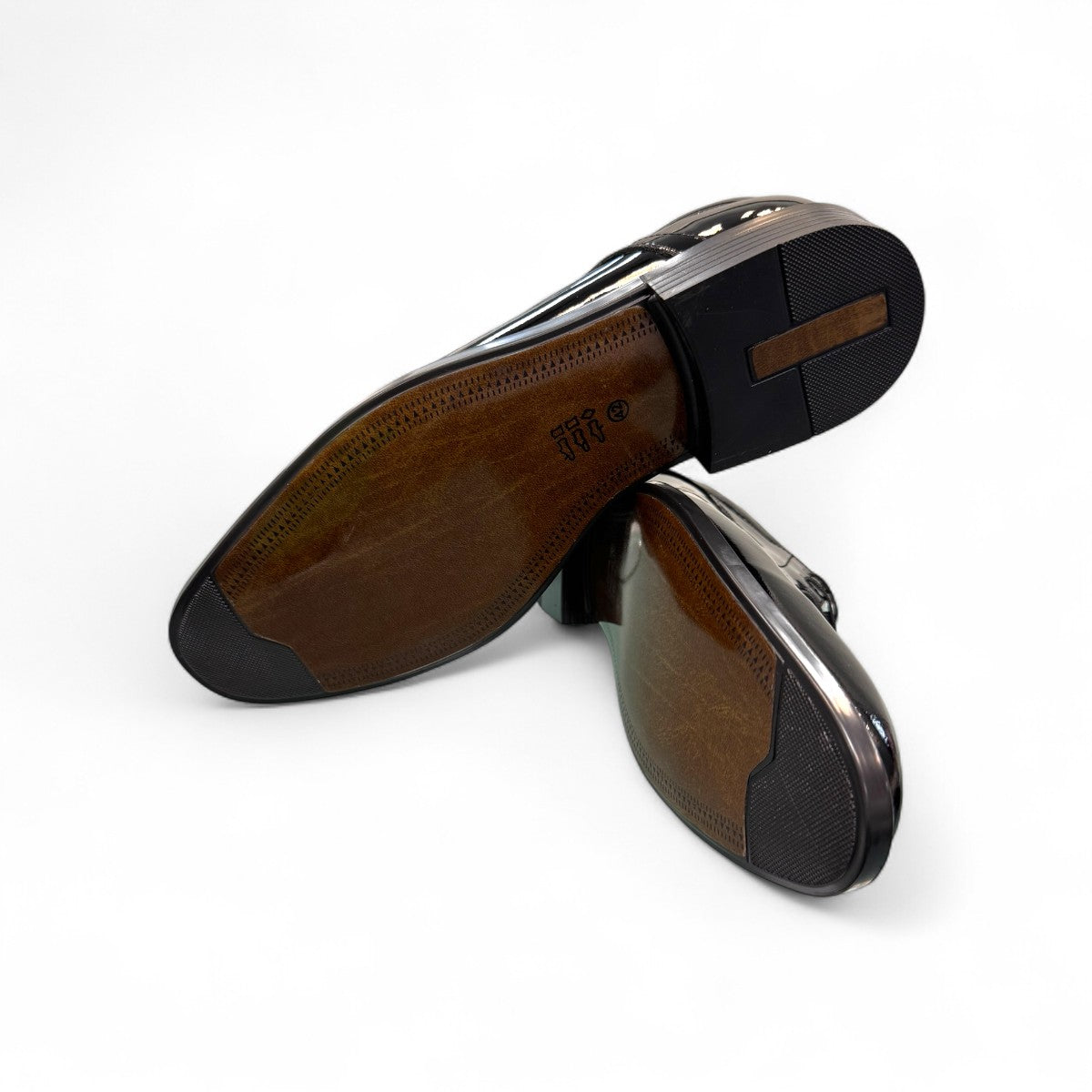 Sun Mahour black patent leather lace-up dress shoe with a polished finish and durable rubber outsole. Photo of bottom view.