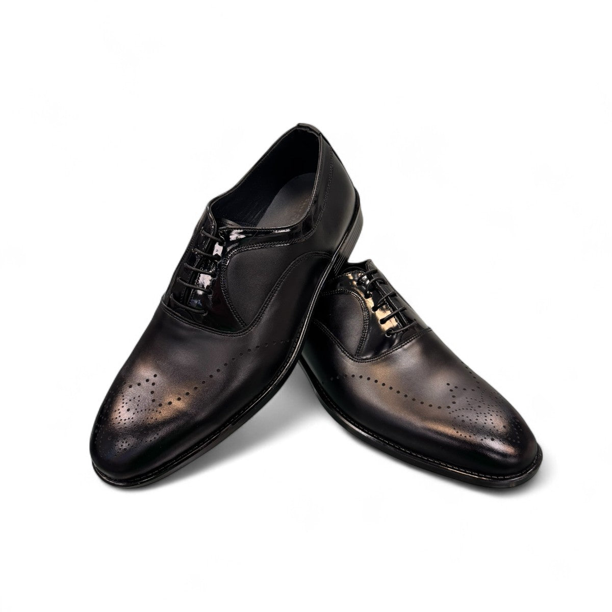 Sun Masiha black leather lace-up formal shoe with subtle handmade stitching and rubber outsole. Photo of front view 1.