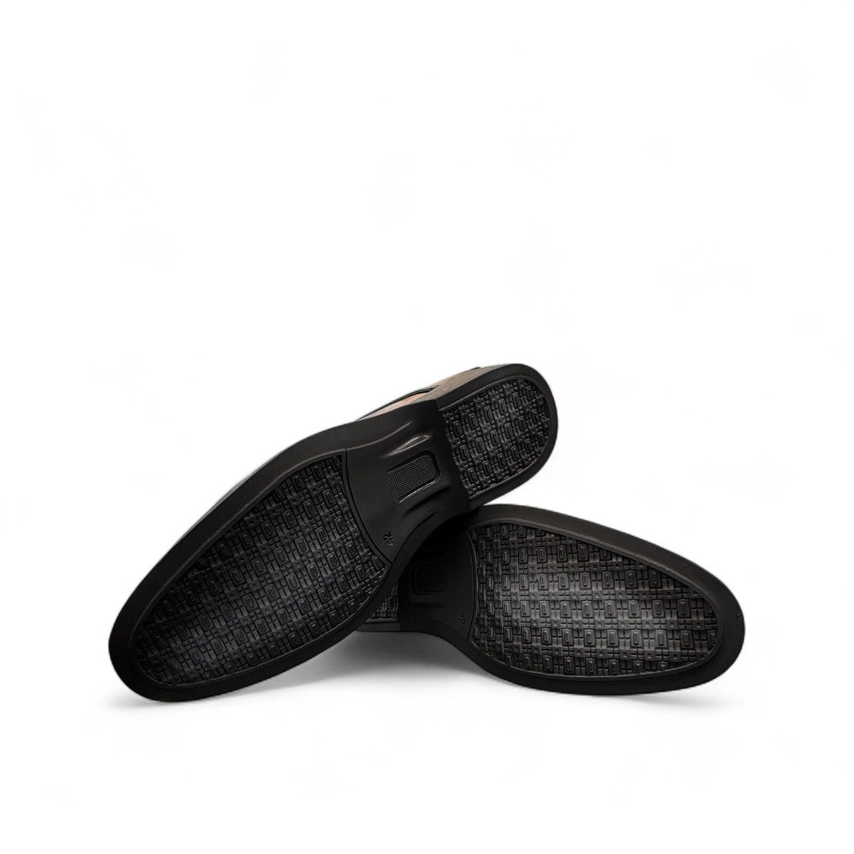 Sun Shoes For Men Neardoor black genuine leather lace-up formal shoes with subtle handmade stitching and a durable rubber outsole. Photo of bottom view.