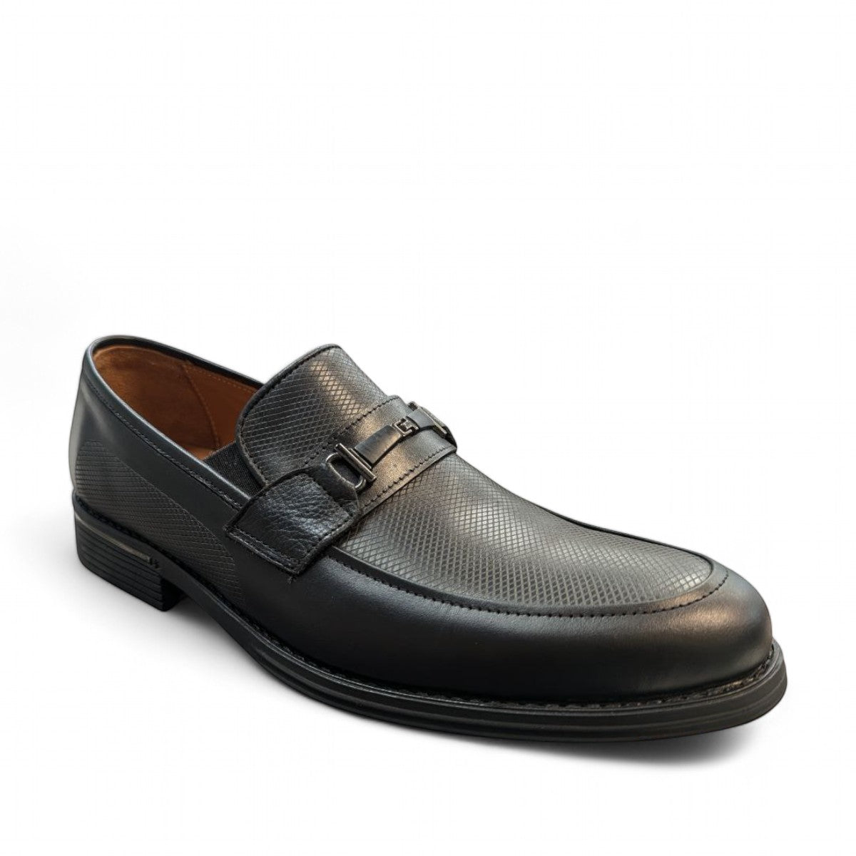 Atropat Stilstrap black leather loafer with textured upper, metal buckle detail, and rubber outsole. Photo of upper view.