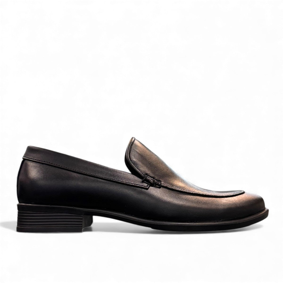 Borna Darakeh black leather loafers for men with a durable rubber outsole and sleek slip-on design. Photo of right side view.