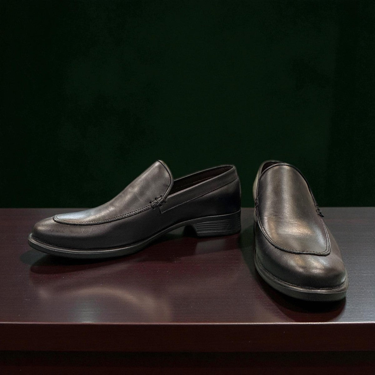 Borna Darakeh black leather loafers for men with a durable rubber outsole and sleek slip-on design. Photo of front side view.