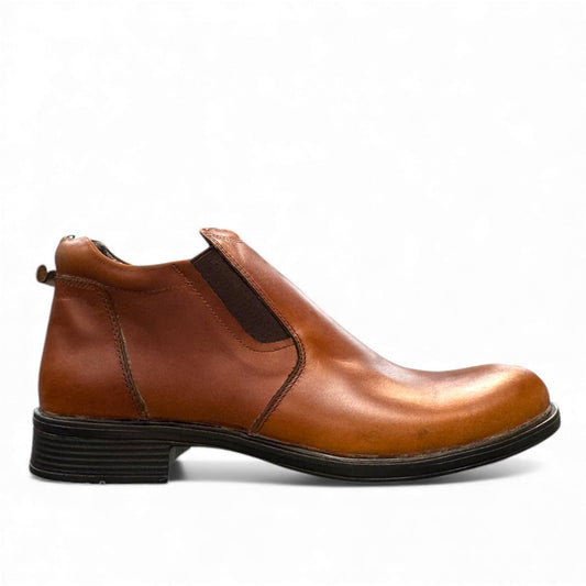 BORNA GOLESTAN brown leather slip-on men's boots with elastic side panels and rubber outsole. Photo of right side view.