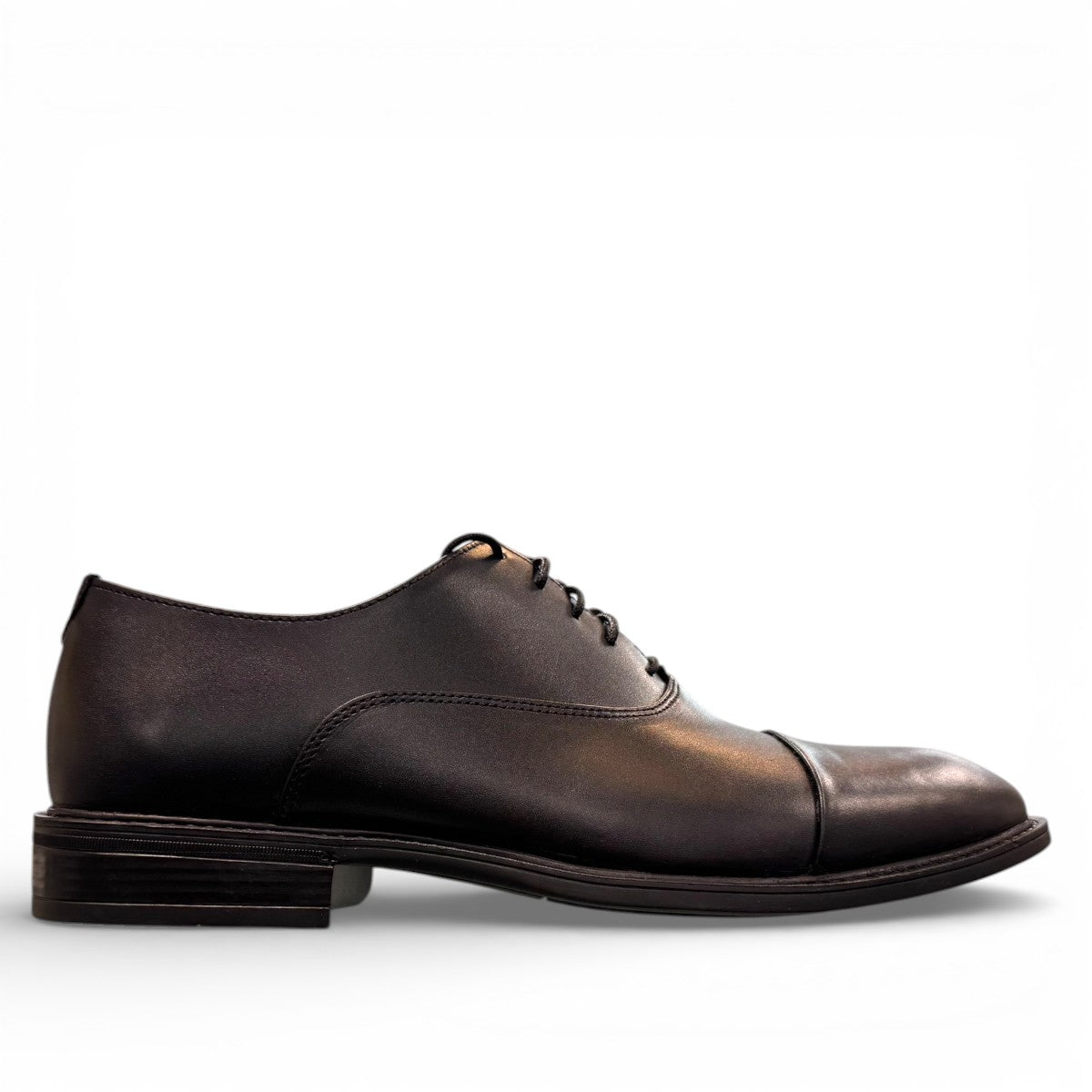 Borna black leather oxford shoes with a cap toe and durable rubber outsole for men. Photo of right side view.