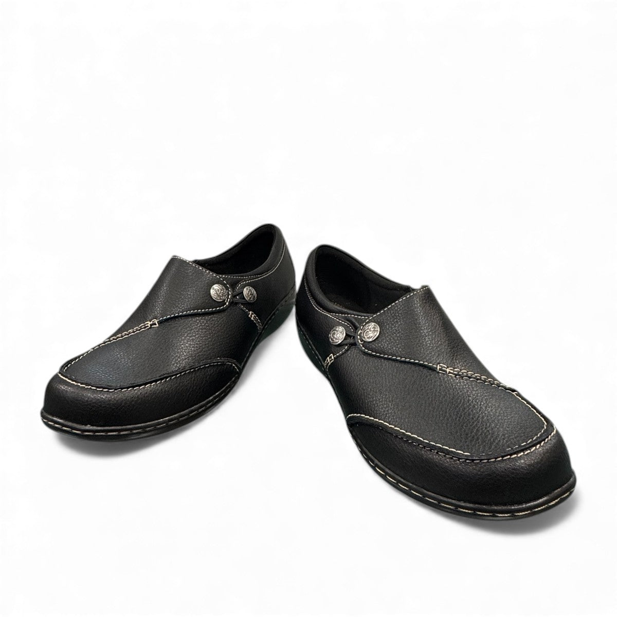 Clarks Ashland Lane Q black leather slip-on shoe with decorative buttons and contrast stitching. front view.