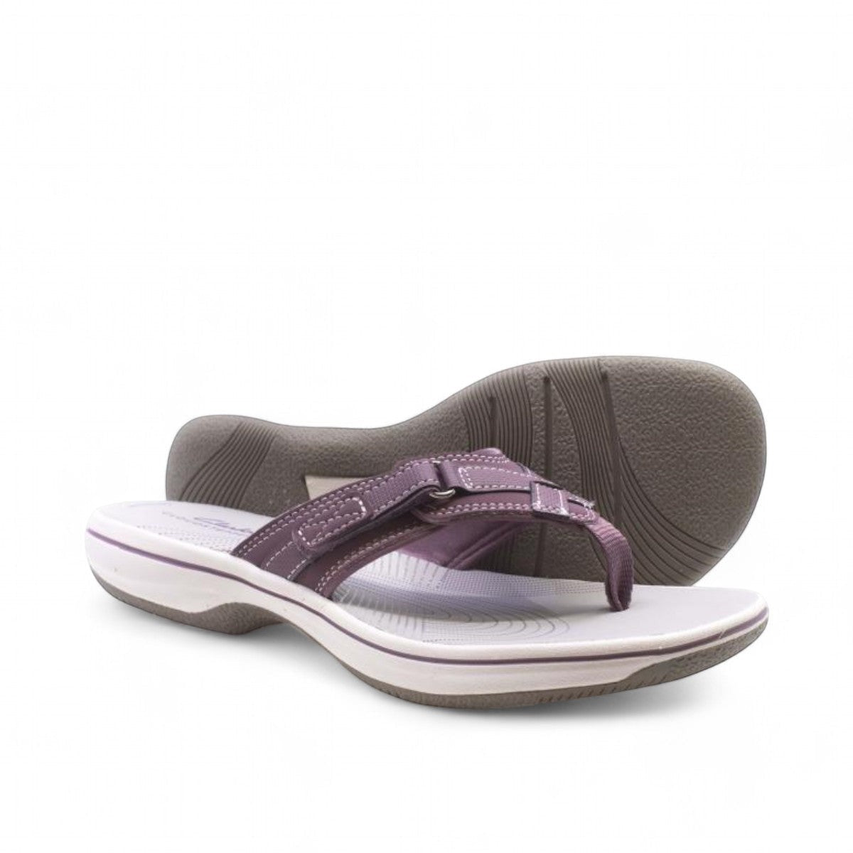 Sina Footwear Clarks Breeze Sea purple flip-flops with a lightweight sole and adjustable strap closure. Photo of the bottom.