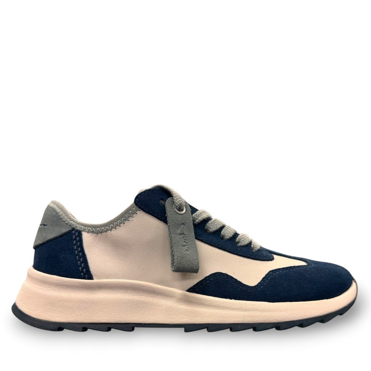 Clarks Dashlite Lo sneakers in teal leather with a retro jogger silhouette and gum sole. photo of the right.