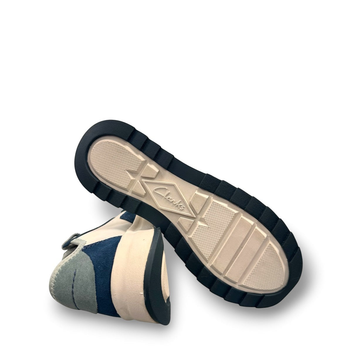 Clarks Dashlite Lo sneakers in teal leather with a retro jogger silhouette and gum sole. photo of the bottom.