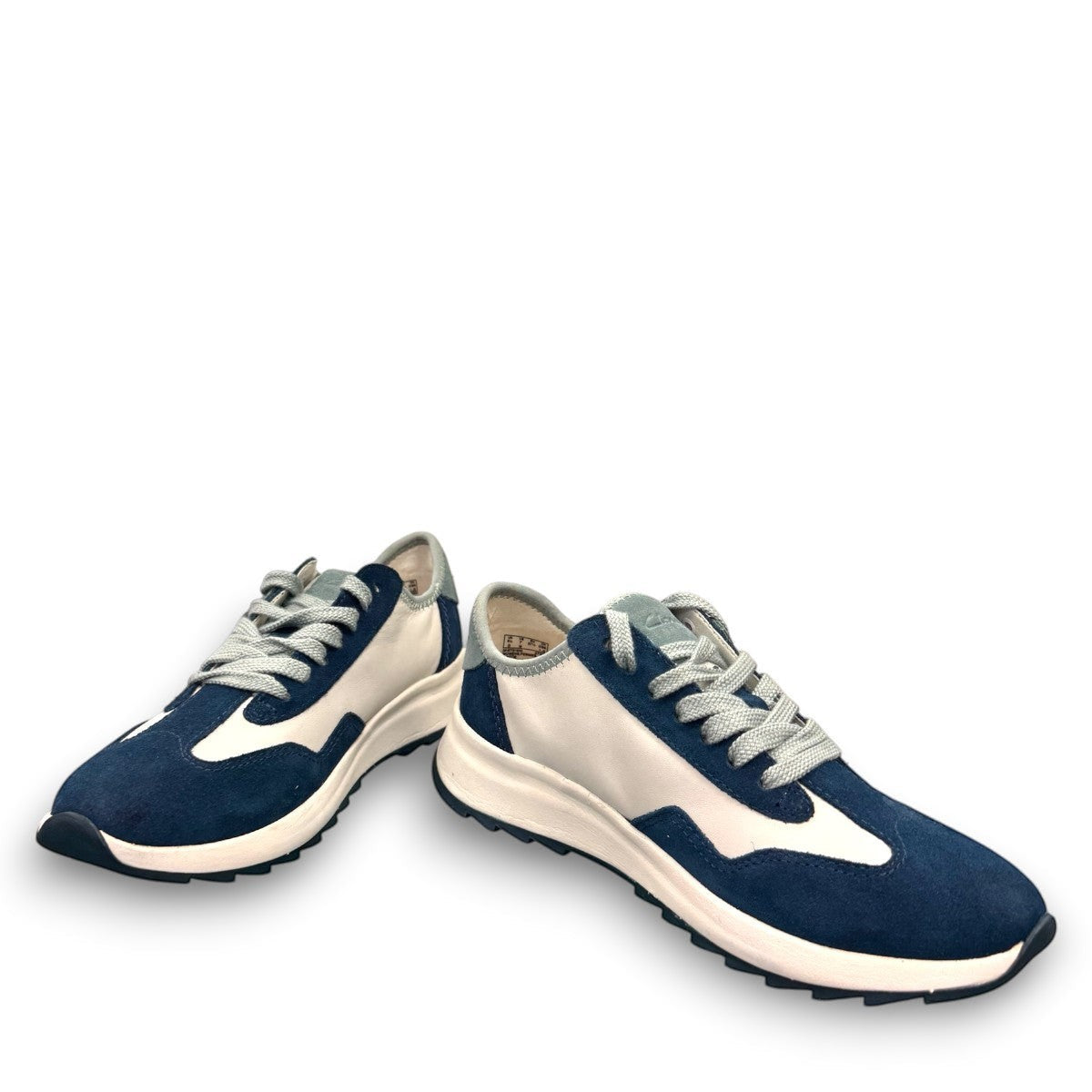 Clarks Dashlite Lo sneakers in teal leather with a retro jogger silhouette and gum sole. photo of the front.