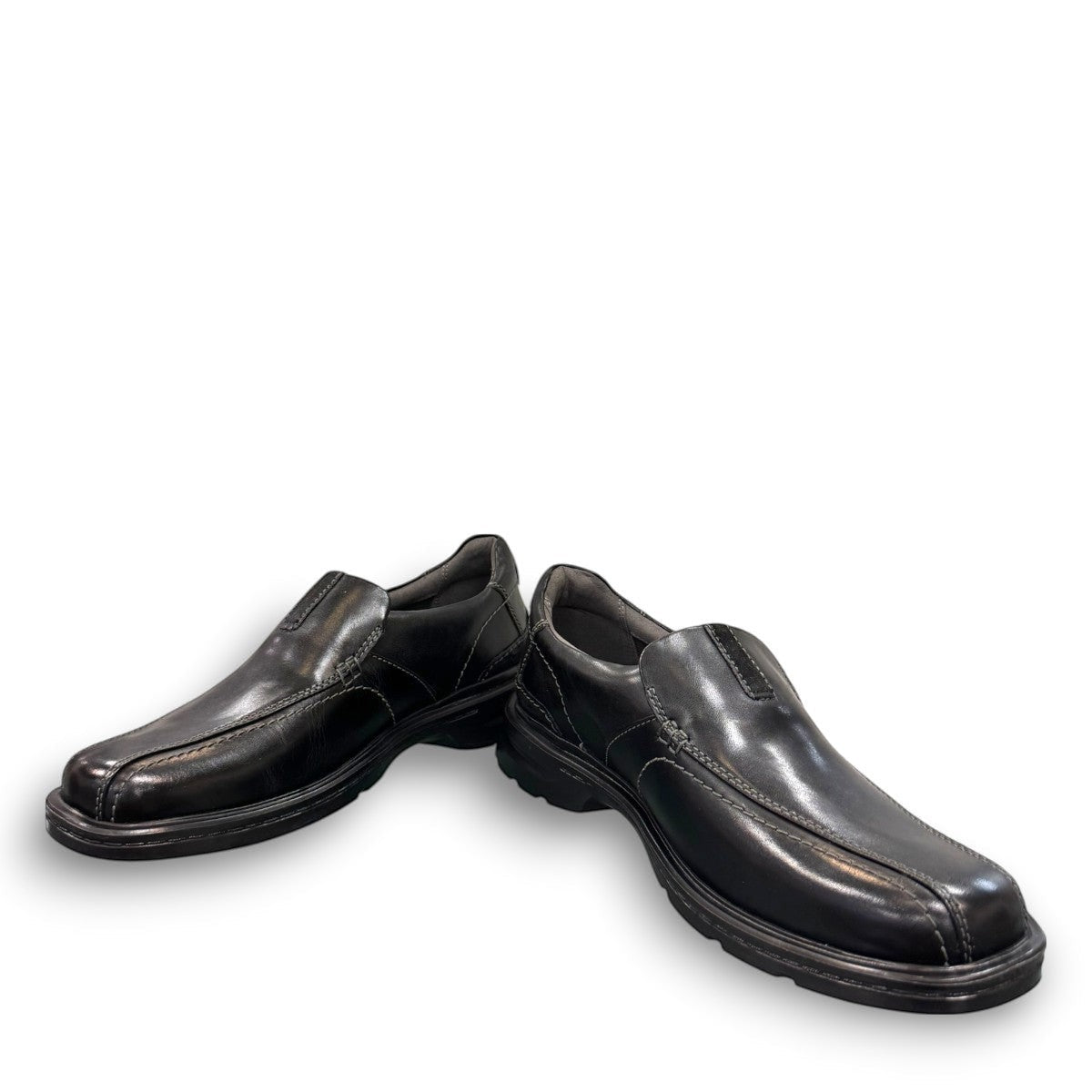 Clarks Gessler Step black leather slip-on casual shoe with a lightweight EVA sole and stitched detail. photo of the front.