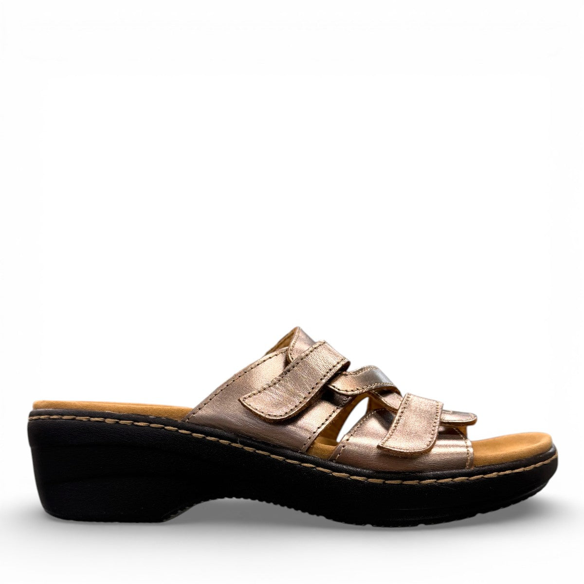 Clarks Merliah Karli metallic leather sandal with adjustable riptape straps and a mid-height heel.
right view.