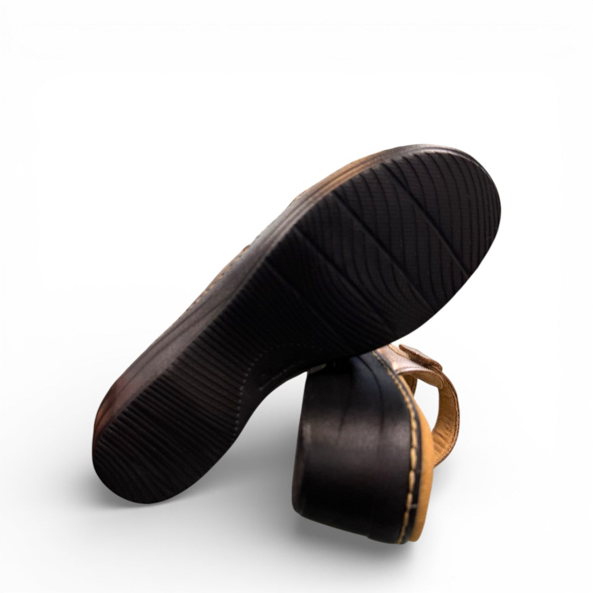 Clarks Merliah Karli metallic leather sandal with adjustable riptape straps and a mid-height heel. bottom view.