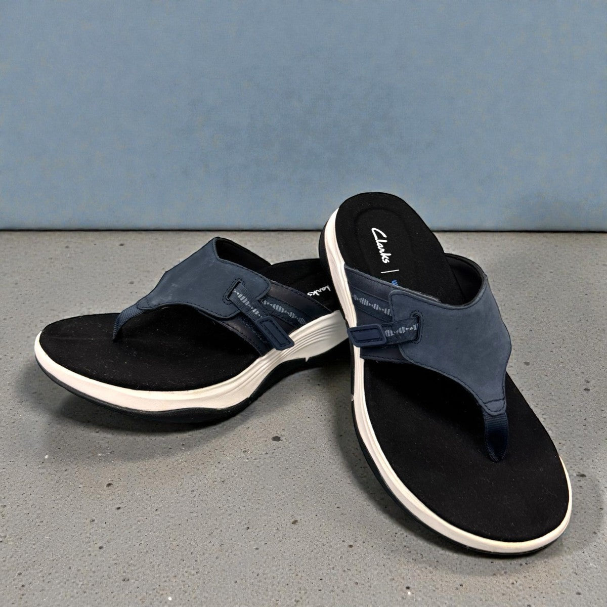 Clarks Wave 2.0 Sea navy nubuck thong sandal with curved WaveWalk sole and cushioned footbed. photo of the front.