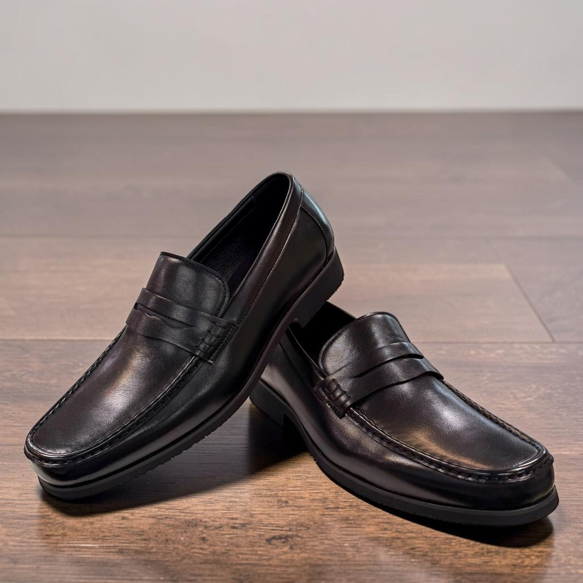 collexion-f7067m black leather penny loafer with a classic slip-on design for professional and smart-casual wear.
photo of the front side