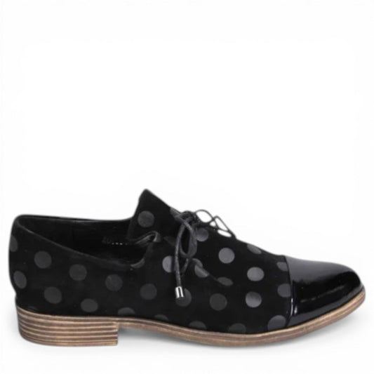 DJANGO & JULIET KOTTY black leather loafers with polka dot pattern and patent leather toe cap. Photo of right side view.