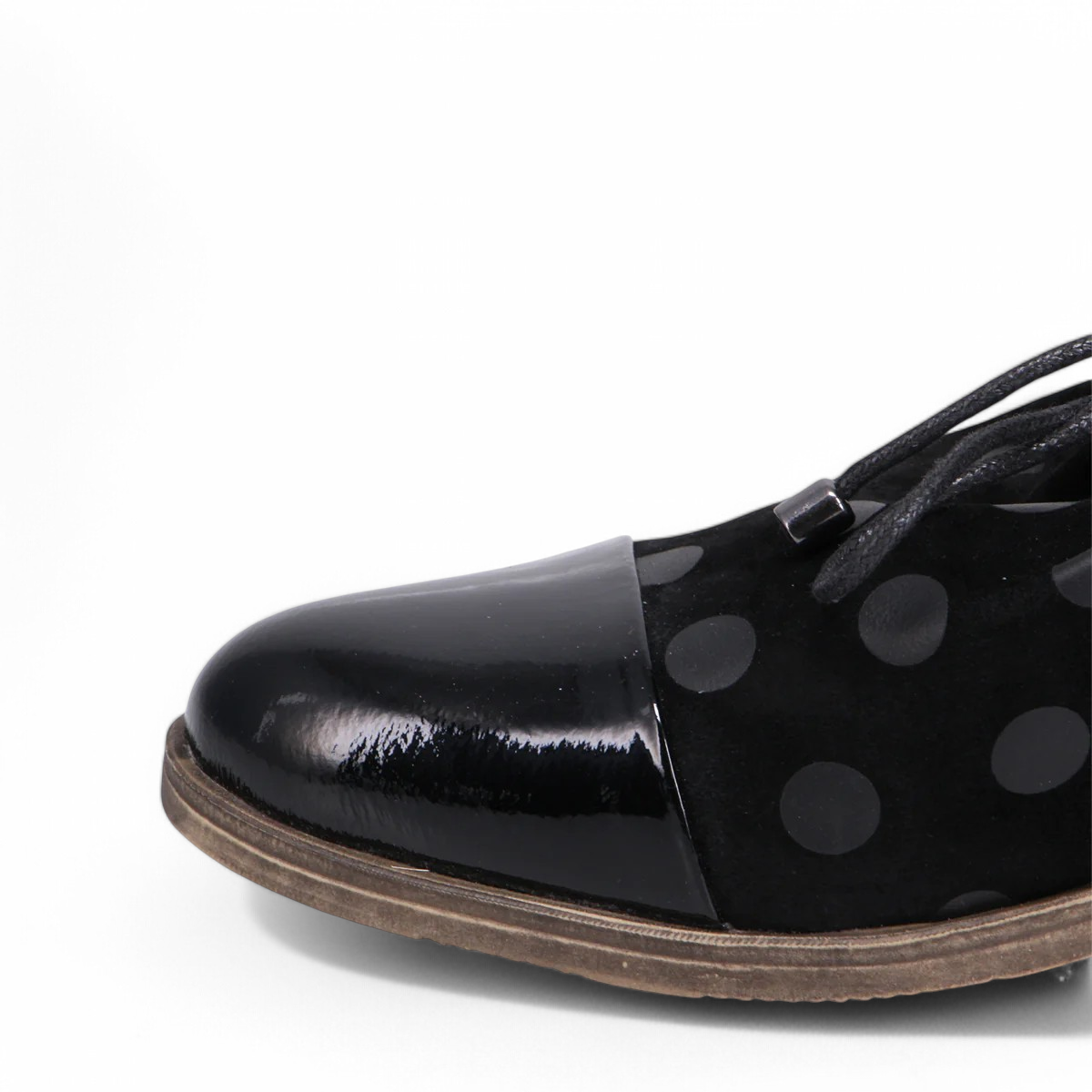 DJANGO & JULIET KOTTY black leather loafers with polka dot pattern and patent leather toe cap. Photo of front view close up.