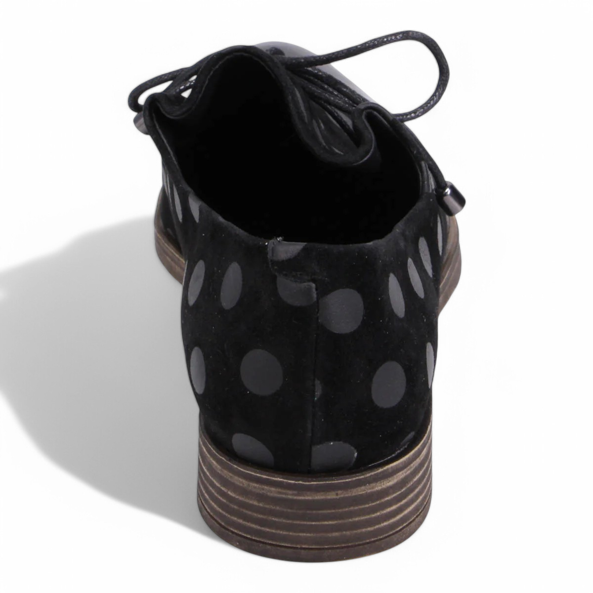 DJANGO & JULIET KOTTY black leather loafers with polka dot pattern and patent leather toe cap. Photo of back view.