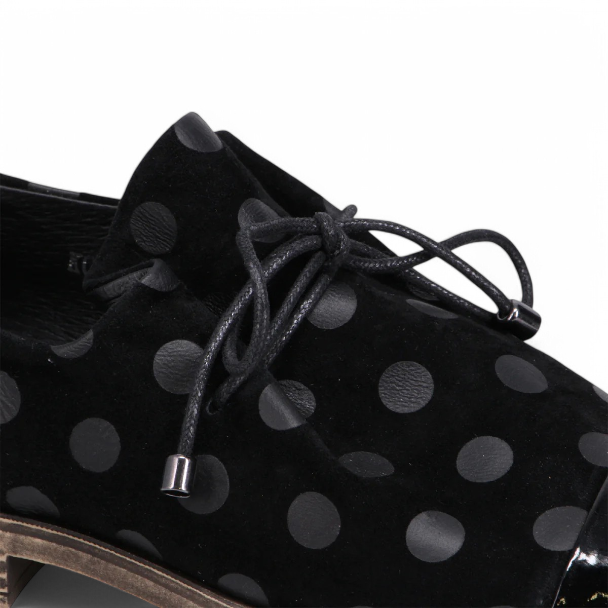 DJANGO & JULIET KOTTY black leather loafers with polka dot pattern and patent leather toe cap. Photo of middle view.