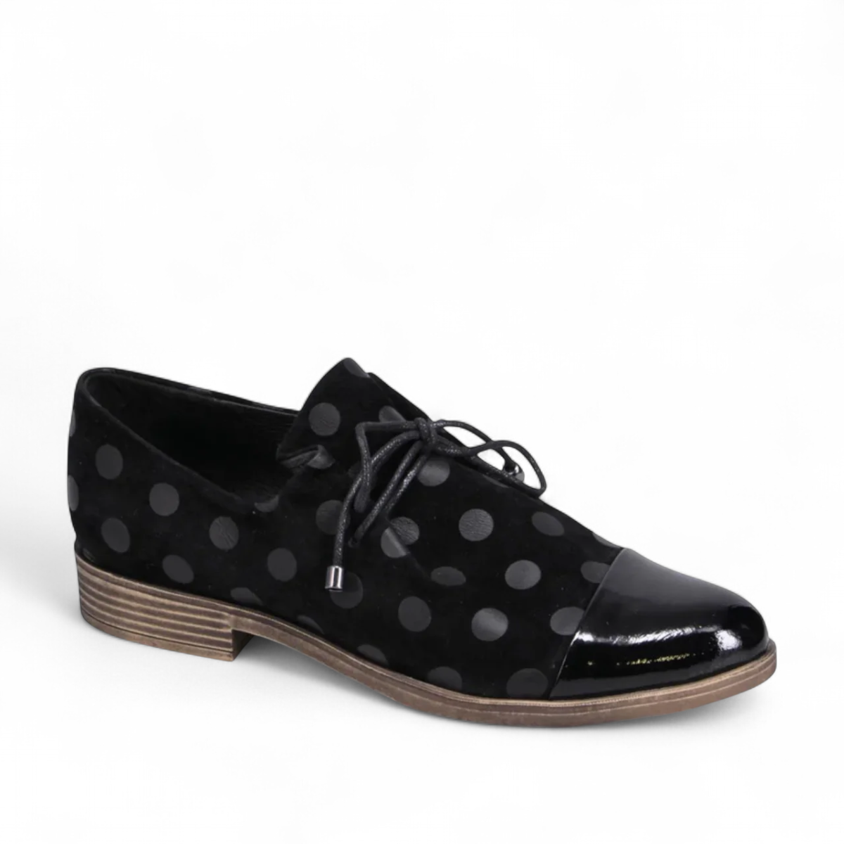 DJANGO & JULIET KOTTY black leather loafers with polka dot pattern and patent leather toe cap. Photo of front side view.