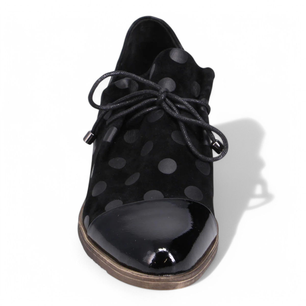 DJANGO & JULIET KOTTY black leather loafers with polka dot pattern and patent leather toe cap. Photo of front view.