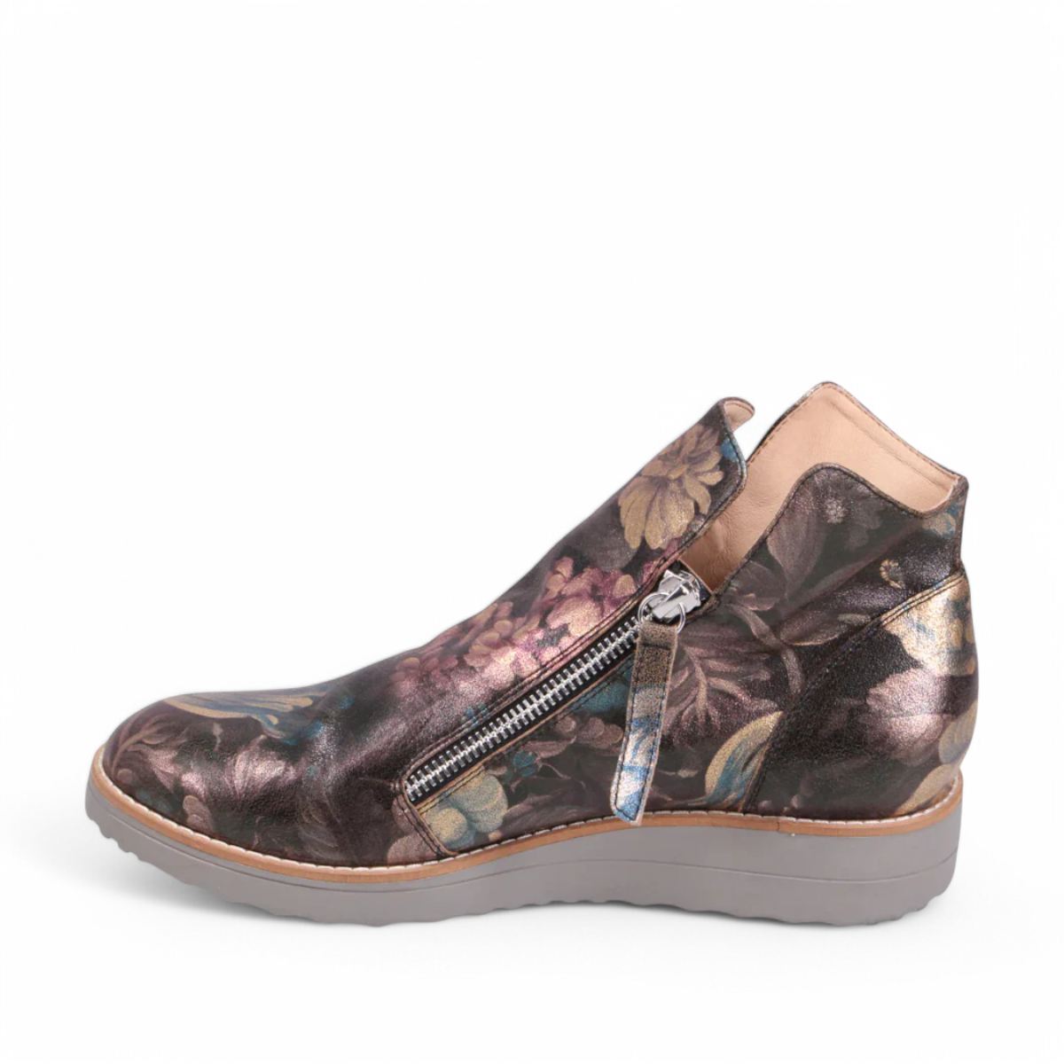 DJANGO & JULIET OHMY ankle boot in blue floral leather with an asymmetrical front zipper and wedge heel. Photo of left side view.