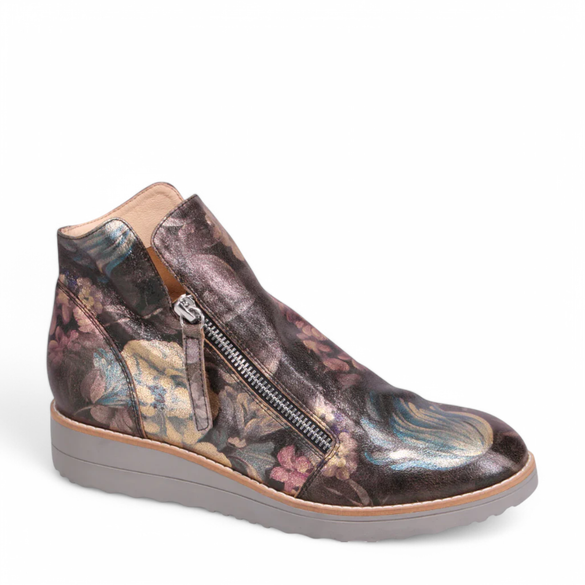 DJANGO & JULIET OHMY ankle boot in blue floral leather with an asymmetrical front zipper and wedge heel. Photo of front side view.