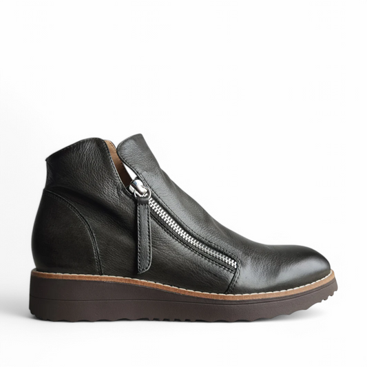 DJANGO & JULIET ohmy olive leather ankle boots with asymmetrical front zipper and low wedge heel. Photo of right side view.