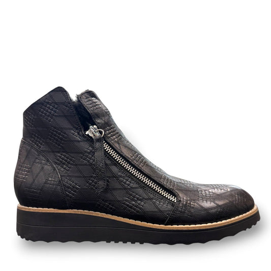 DJANGO & JULIETTE Opal black leather flatform bootie with check embossed pattern and side zipper. Photo of right side view.