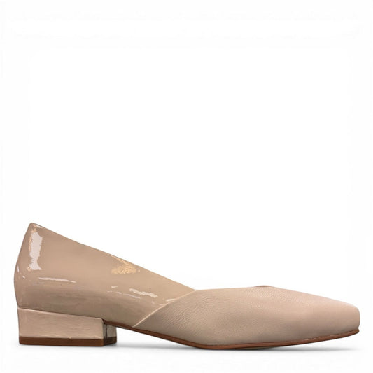 DJANGO & JULIETTE ivory leather and patent block heel pump with a rounded toe and slip-on design. right view.